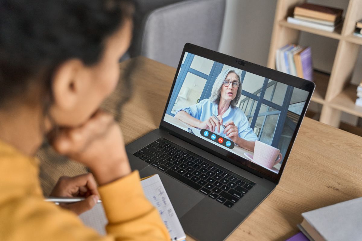 client consulting with Virtual Assistant 